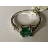 A 9 CARAT WHITE GOLD, DIAMOND AND EMERALD RING (0.06 CARAT) - RING SIZE M