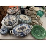 A LARGE QUANTITY OF CERAMICS TO INCLUDE LIDDED SERVING DISHES, PLATES, CUPS AND SAUCERS ETC