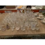 A LARGE COLLECTION OF CUT GLASS TO INCLUDE BOWLS, GLASSES, VASE ETC