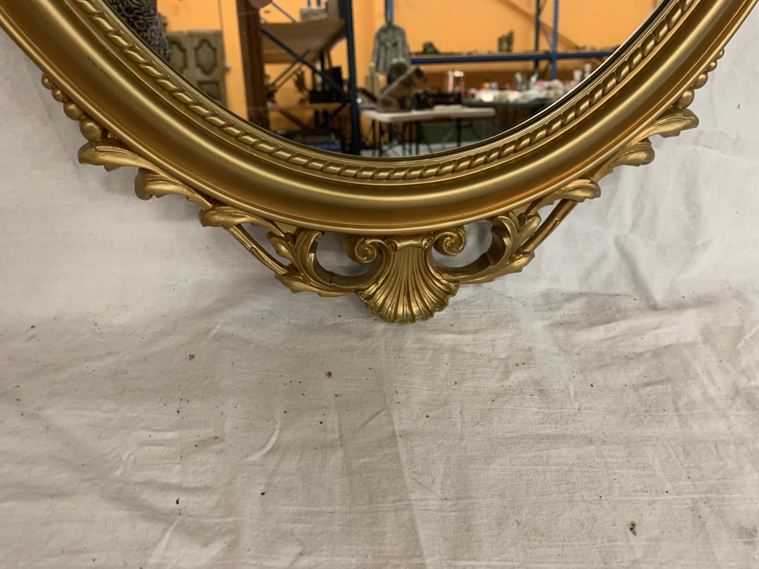 AN ORNATE GILT FRAMED MIRROR - Image 3 of 3