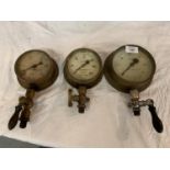 THREE BRASS PRESSURE GAUGES TO INCUDE MAKERS, BUDENBERG GAUGE CO LTD, JAMES HOWDEN & CO LTD