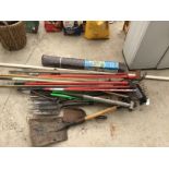 A LARGE COLLECTION OF GARDEN TOOLS TO INCLUDE FORKS, SHOVELS, RAKES AND A NEW ROLL OF GARDEN MESH