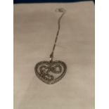 9CT HALLMARKED WHITE GOLD DIAMOND SET FLOATING HEART PENDANT & FINE CURB CHAIN. TOTAL GROSS WEIGHT