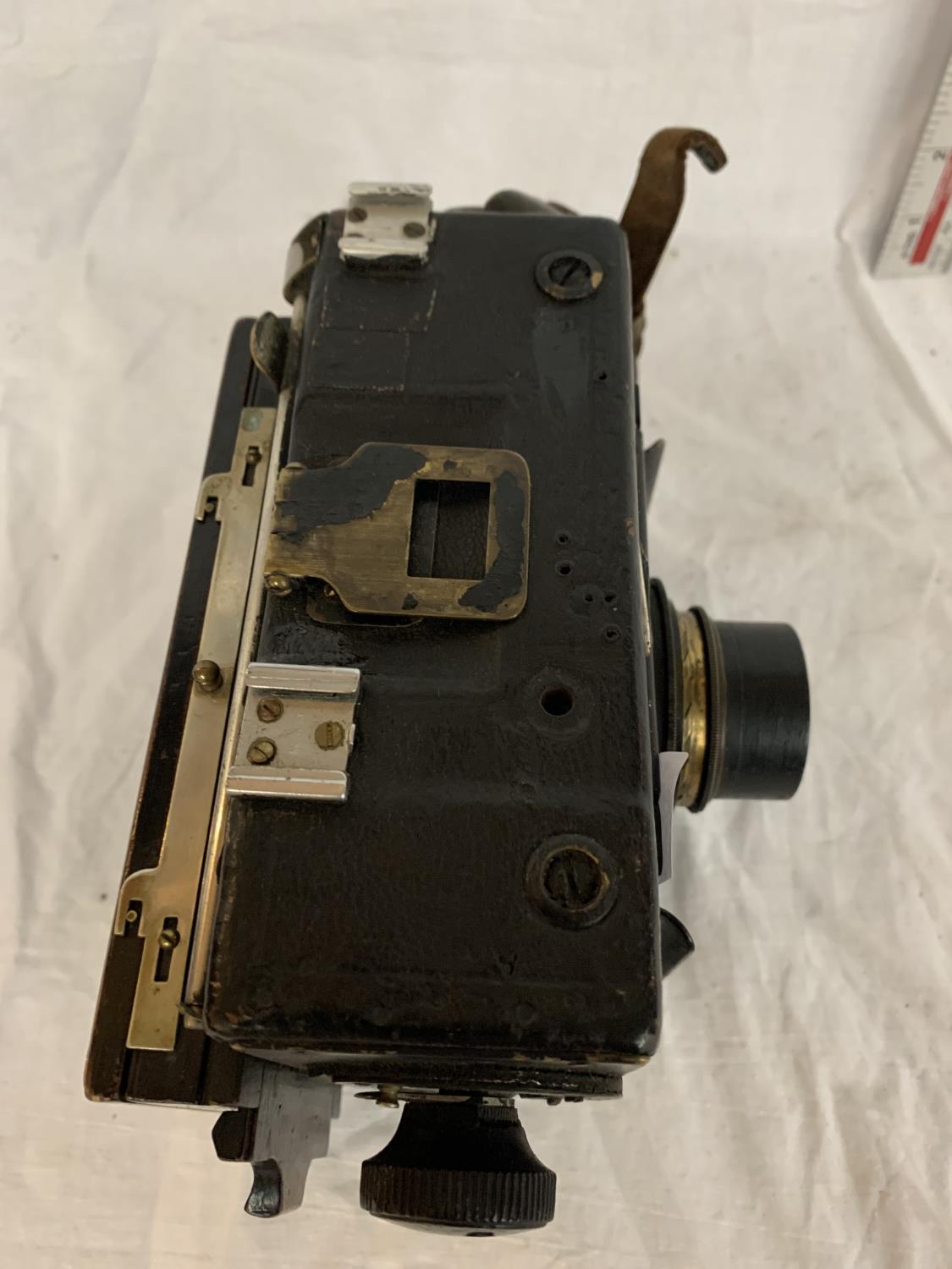 A VINTAGE ROSS OF LONDON CAMERA WITH DAYLIGHT SLIDE - Image 5 of 6