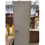 A TALL GREY METAL LOCKER CUPBOARD WITH KEY 183CM X 53CM X 38CM