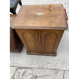 A MAHOGANY CAMPAIGN STYLE CUTLERY CANTEEN WITH RECESSED BRASS HANDLES, TWO DOORS AND FIVE INNER