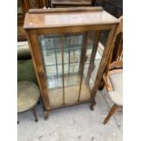 A MAHOGANY CABINET ON CABRIOLE SUPPORTS WITH SINGLE GLAZED DOOR AND SIDE PANELS