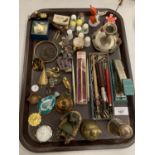 A TRAY CONTAINING VARIOUS COLLECTABLES TO INCLUDE THIMBLES, CALLIGRAPHY PENS AND NIBS, WATCH FACE,