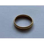 A 22 CARAT GOLD WEDDING BAND - 5.9 GRAMS