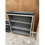 AN INDUSTRIAL METAL SHELVING UNIT WITH PLASTIC TOP 91CM X 108CM X 26CM