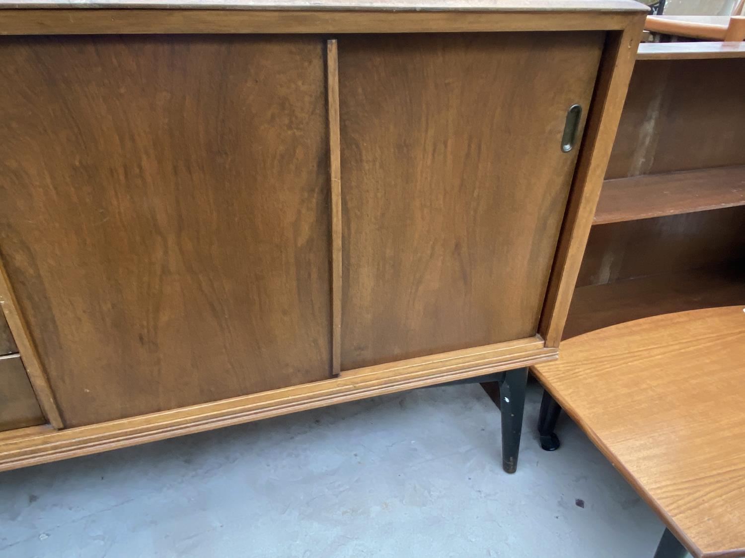 A RETRO WALNUT SIDEBOARD WITH TWO SLIDING DOORS AND FOUR DRAWERS - Image 4 of 5