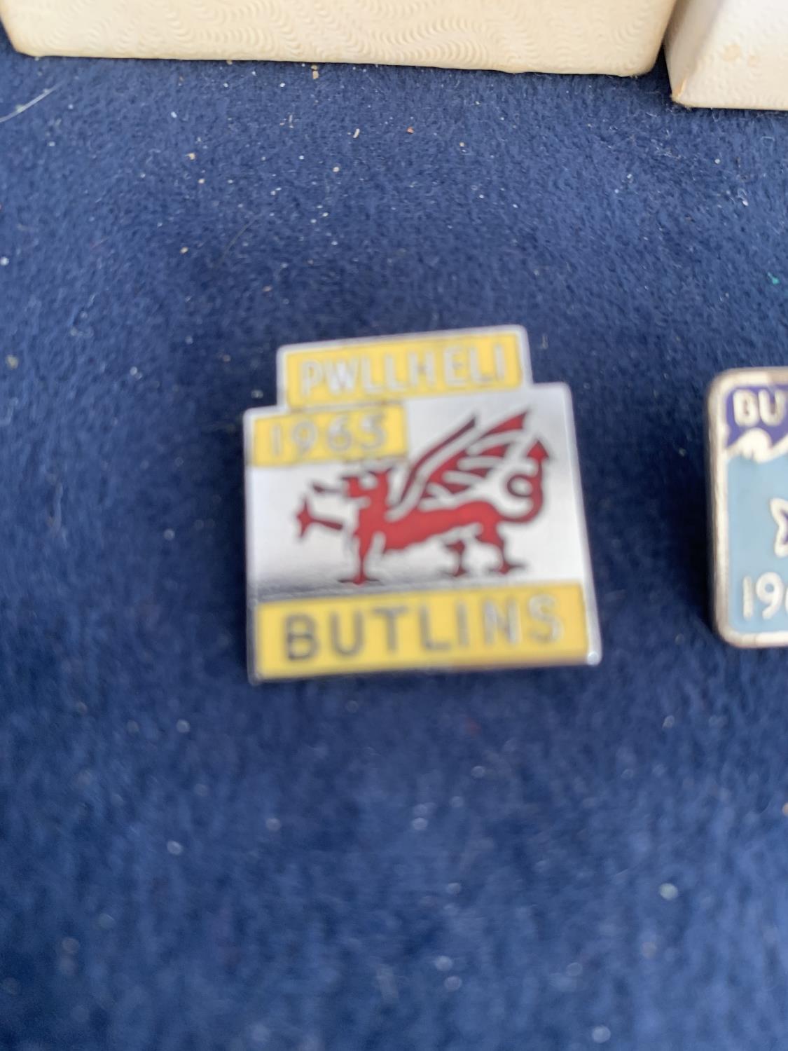 3 ENAMEL BUTLINS PIN BADGES - Image 2 of 4