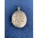 WHITE METAL FOLIAGE DECORATED LOCKET TOTAL GROSS WEIGHT 9 GRAMS