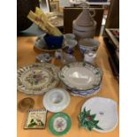 A QUANTITY OF CERAMICS TO INCLUDE DELPH WARE, DOULTON PLATES ETC