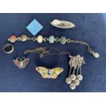 COSTUME JEWELLERY TO INCLUDE ENAMELLED BROOCHES, PEWTER FLORAL BROOCH MARKED 'SJ' STONE SET