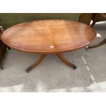 AN INLAID YEW WOOD COFFEE TABLE ON CENTRE PEDESTAL SUPPORT