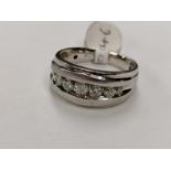 A 14CT WHITE GOLD DIAMOND RING, SET WITH SEVEN ROUND BRILLIANT CUT DIAMONDS, TOTAL DIAMOND WEIGHT