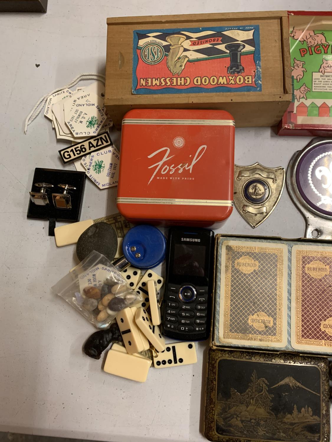 A LARGE COLLECTION OF ITEMS TO INCLUDE PLAYING CARDS, SCOUT BADGES, CUFFLINKS, PIGYBAK PUZZLE, - Image 4 of 5