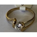 A 9 CARAT YELLOW GOLD RING WITH CUBIC ZIRCONIA - WEIGHT 2.1 GRAMS