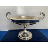 A WALKER & HALL TWIN HANDLED HALLMARKED SILVER PEDESTAL BOWL, SHEFFIELD DATED 1924. TOTAL GROSS