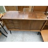 A RETRO WALNUT SIDEBOARD WITH TWO SLIDING DOORS AND FOUR DRAWERS