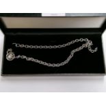 A SILVER BOXED CHAIN NECKLACE WITH PEARL STYLE PENDANT