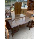 A MAHOGANY DRESSING TABLE ON CABRIOLE SUPPORTS WITH FIVE DRAWERS AND THREE SECTION UNFRAMED MIRROR
