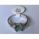 A 9 CARAT WHITE GOLD AND GREEN QUARTZ AND DIAMOND RING (0.06 CARAT) - RING SIZE N