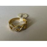 AN 18 CARAT YELLOW GOLD AND DIAMOND CHIP RING - SIZE N, WEIGHT 6.2 GRAMS
