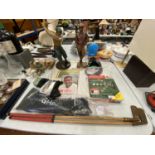 A LARGE COLLECTION OF GOLFING MEMORABILIATO INCLUDE FIGURINES, VINTAGE CLUBS, HIP FLASK ETC