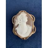 VICTORIAN PINCHBECK CAMEO BROOCH OF A NEO CLASSICAL FEMALE IN PROFILE 4.5 X 6 CM