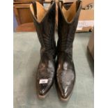A PAIR OF MENS BLACK LEATHER COWBOY BOOTS SIZE 44