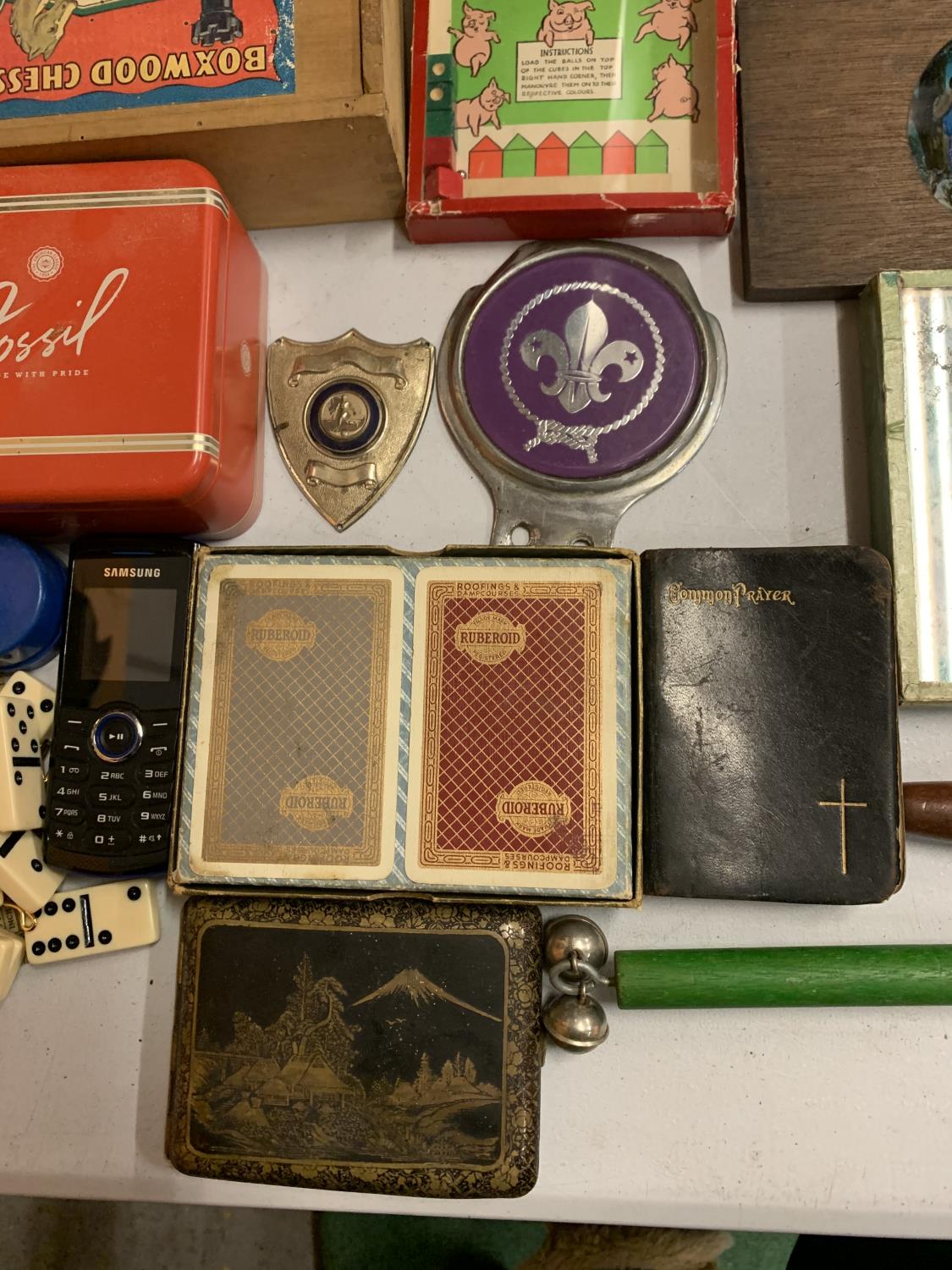 A LARGE COLLECTION OF ITEMS TO INCLUDE PLAYING CARDS, SCOUT BADGES, CUFFLINKS, PIGYBAK PUZZLE, - Image 3 of 5