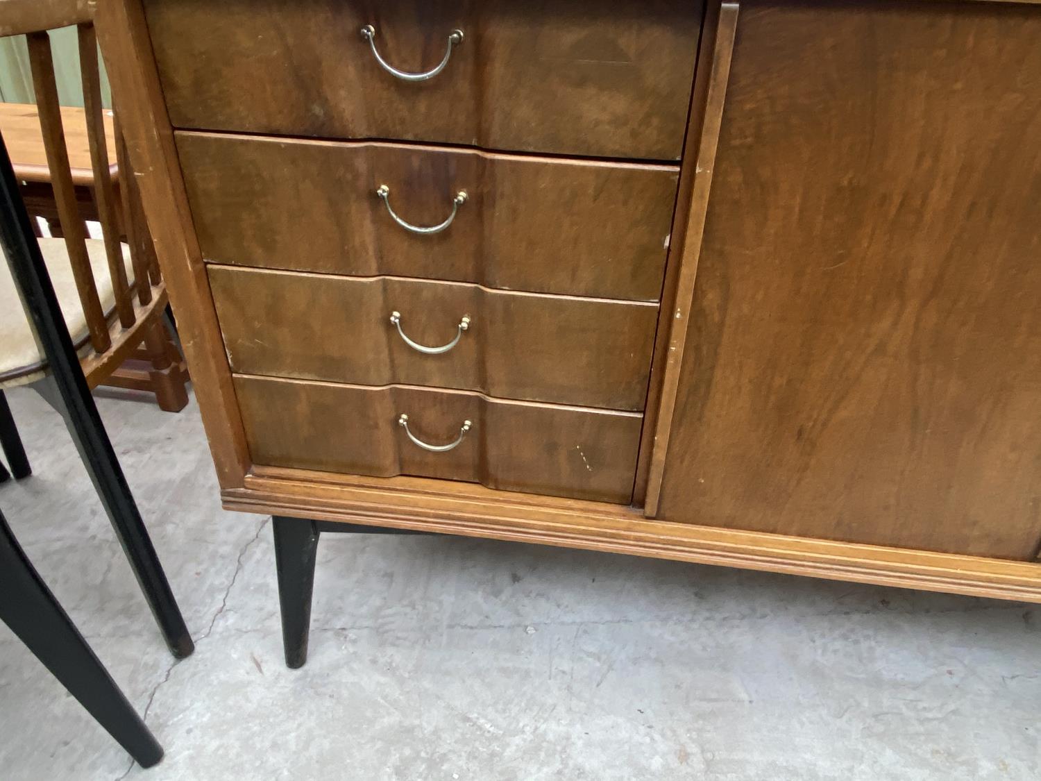 A RETRO WALNUT SIDEBOARD WITH TWO SLIDING DOORS AND FOUR DRAWERS - Image 3 of 5