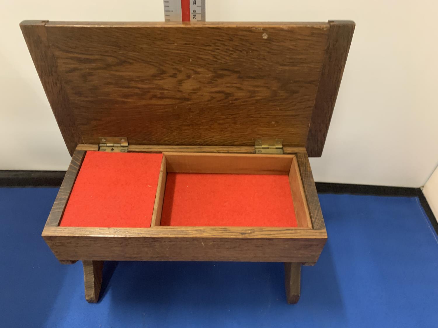 A WOODEN JEWELLERY BOX IN A FORM OF A TABLE - Image 3 of 4