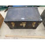 A VINTAGE TRAVEL TRUNK WITH BRASS FITTINGS
