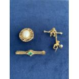 THREE COSTUME GILT BROOCHES TO INCLUDE MONKEY WITH PEARL NOVELTY BROOCH