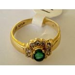 AN 18 CARAT YELLOW GOLD, EMERALD AND DIAMOND CHIP RING - WEIGHT 2.7 GRAMS, RING SIZE K