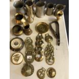 VARIOUS BRASS AND PEWTER ITEMS TO INCLUDE TANKARDS, HORSE BRASSES, DISHES ETC