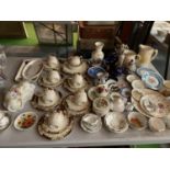 A COLLECTION OF CERAMICS TO INCLUDE CUPS AND SAUCERS, JUGS, LIDED JARS ETC