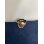 9CT GOLD SIGNET RING WITH 'J' ENGRAVING SIZE O TOTAL GROSS WEIGHT APPROX 3.1 GRAMS
