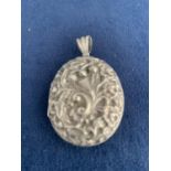 VINTAGE CONTINENTAL WHITE METAL FOLIAGE EMBOSSED LOCKET TOTAL GROSS WEIGHT 20 GRAMS
