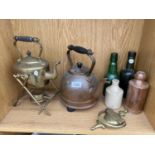 A BRASS SPIRIT KETTLE, COPPER KETTLE, BRASS DOOR KNOCKER AND VINTAGE GLASS AND STONEWARE BOTTLES