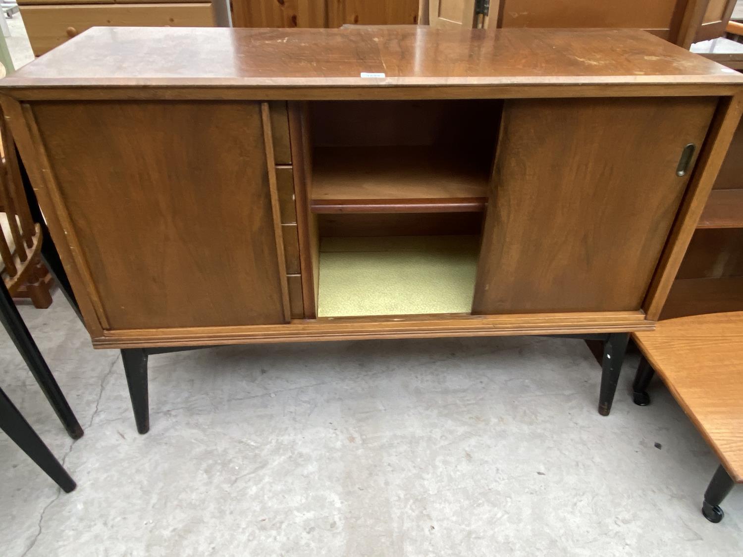 A RETRO WALNUT SIDEBOARD WITH TWO SLIDING DOORS AND FOUR DRAWERS - Image 5 of 5