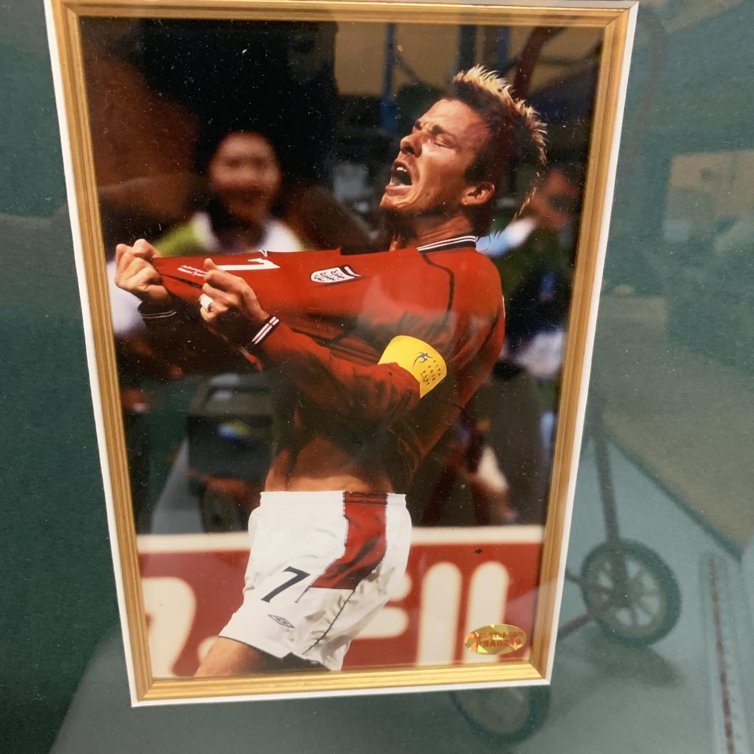 A FRAMED DAVID BECKHAM PICTURE TOGETHER WITH A SIGNED MINI FOOTBALL WITH A CERTIFICATE OF - Image 2 of 3