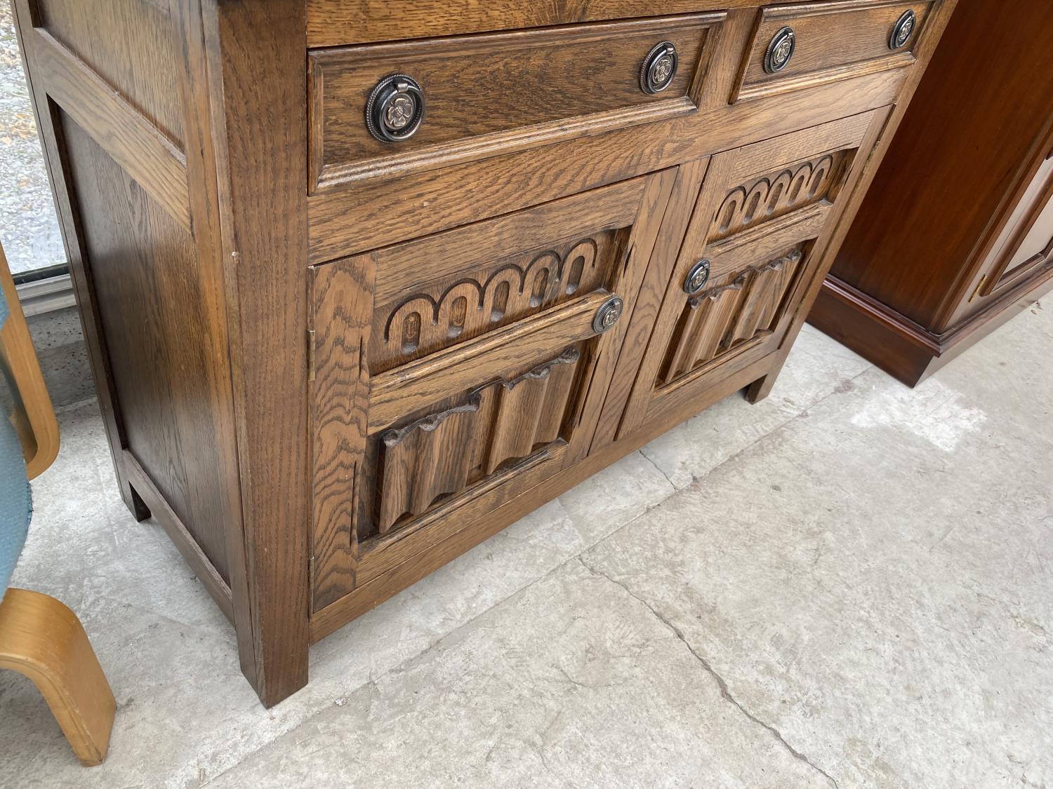 AN OAK WELSH DRESSER WITH TWO DOORS, TWO DRAWERS AND UPPER PLATE RACK - Image 4 of 4