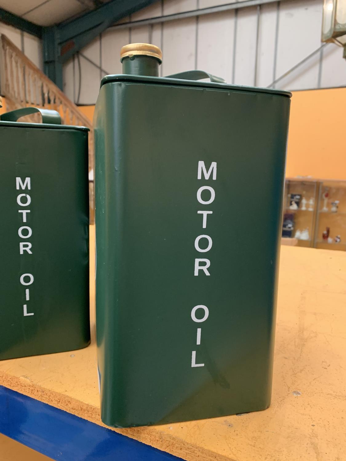 A SET OF THREE VINTAGE STYLE LAND ROVER GREEN MOTOR OIL CAR PETROL CANS 40CM - Image 2 of 4