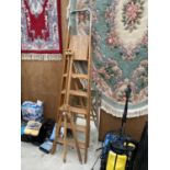 A SET OF VINTAGE WOODEN STEP LADDERS, A WOODEN EASEL AND AN UNFRAMED MIRROR