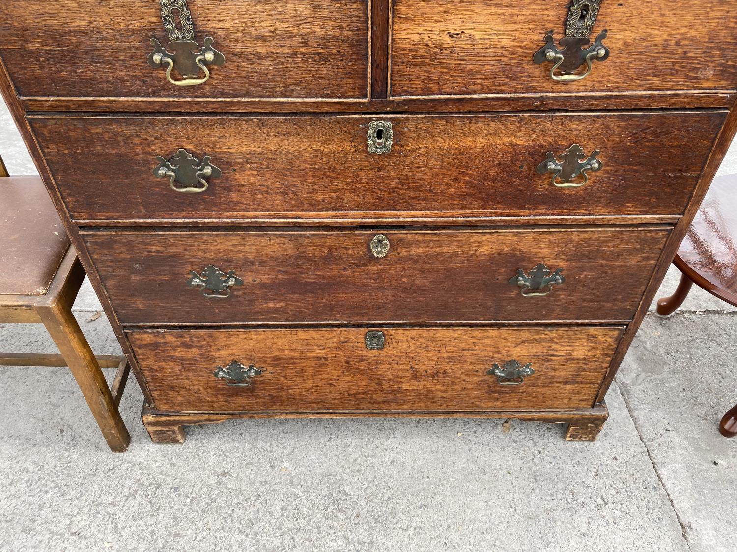 A VICTORIAN OAK CHEST OF TWO SHORT AND TWO LONG DRAWERS - Image 3 of 3