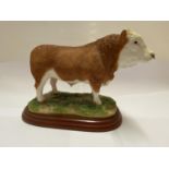 A BORDER FINE ARTS SIMMENTAL BULL ON WOODEN PLINTH